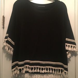 Harlow & Graham Top w/hemline/sleeve tassel trim